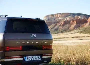 Vista trasera del Hyundai Santa Fe 2024, mostrando su diseño y características.