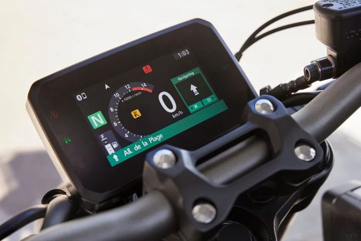 Panel de instrumentación digital de la Honda CB650R, claro y moderno.
