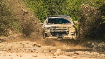 Isuzu D-Max Mudmaster mostrando su capacidad todoterreno en el barro.