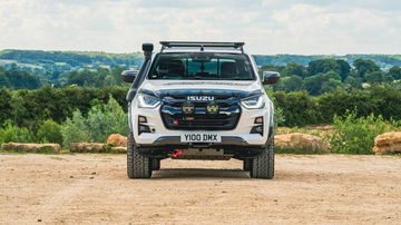 Vista frontal Isuzu D-Max Mudmaster, realzando su robustez.