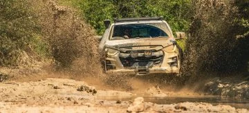 Isuzu D-Max Mudmaster en acción, dominando el terreno con garra.