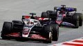 Imagen en pista del Haas F1 Team con Kevin Magnussen al volante, enfoque dinámico.