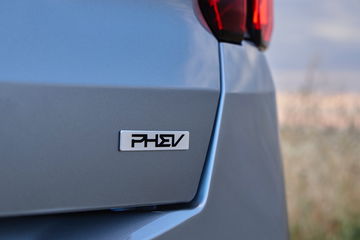 Vista del distintivo PHEV en el Kia Sorento 2024.