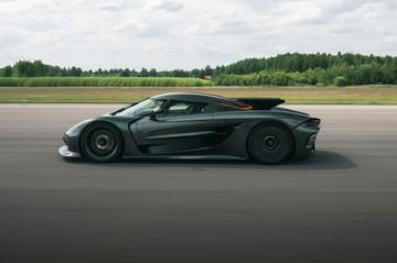 El Koenigsegg Jesko Absolut en plena demostración de su poderío aerodinámico y velocidad.