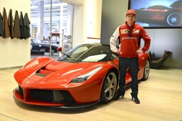 Piloto junto al icónico LaFerrari, ejemplo de ingeniería con inspiración F1.