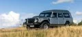 Vista lateral del Lamborghini LM002, un SUV con prestaciones de superdeportivo.