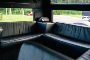 Vista interior enfocando asientos traseros del legendario Lamborghini LM002.