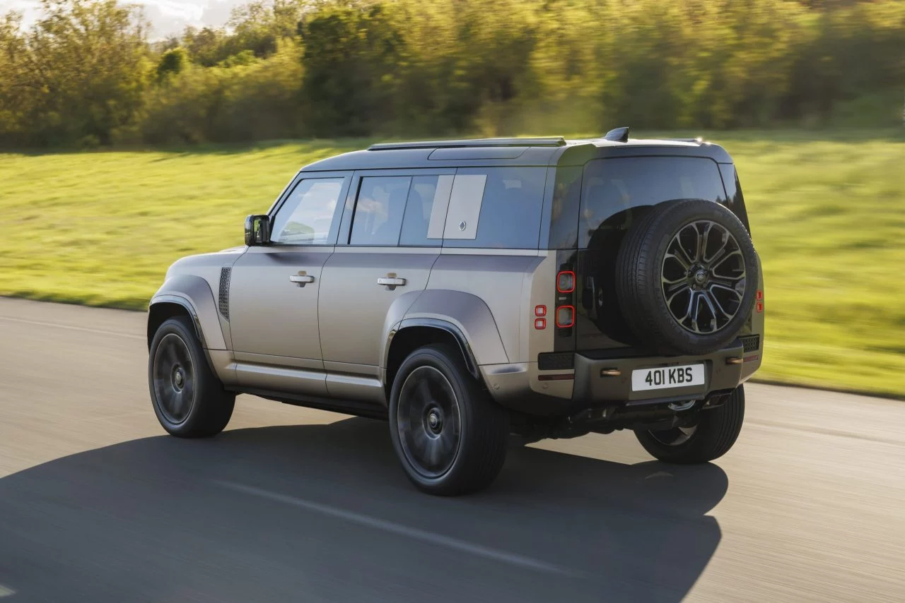 Land Rover Defender captado en acción, demostrando su poderío y elegancia