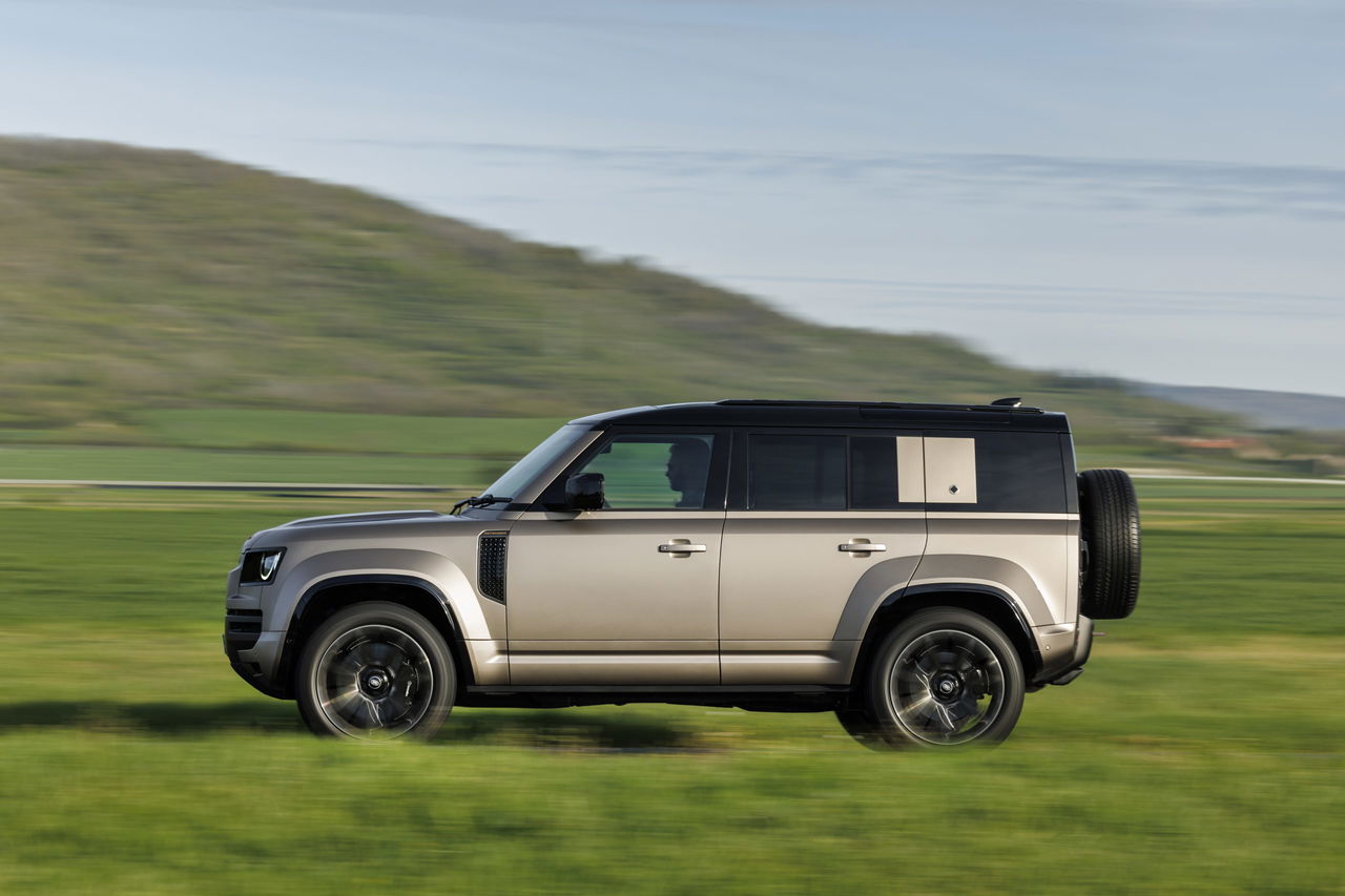 Land Rover Defender en movimiento, ejemplificando su robustez y estilo.