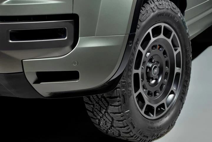 Nuevo Defender Octa con robusto perfil lateral y neumáticos todoterreno.