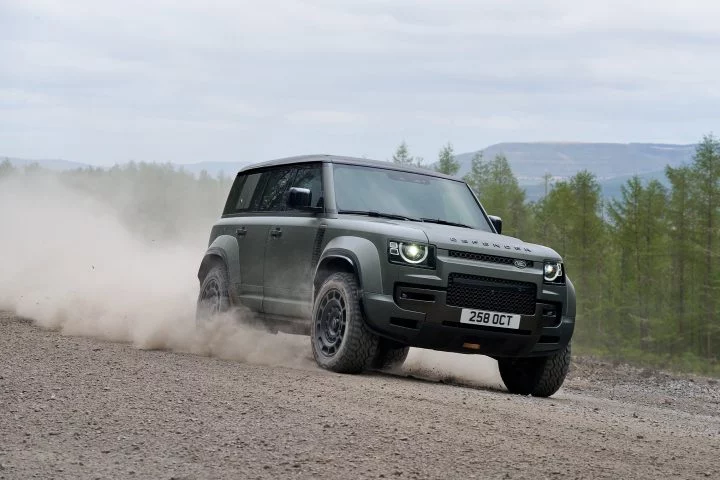 El Land Rover Defender superando terrenos difíciles con total solvencia.