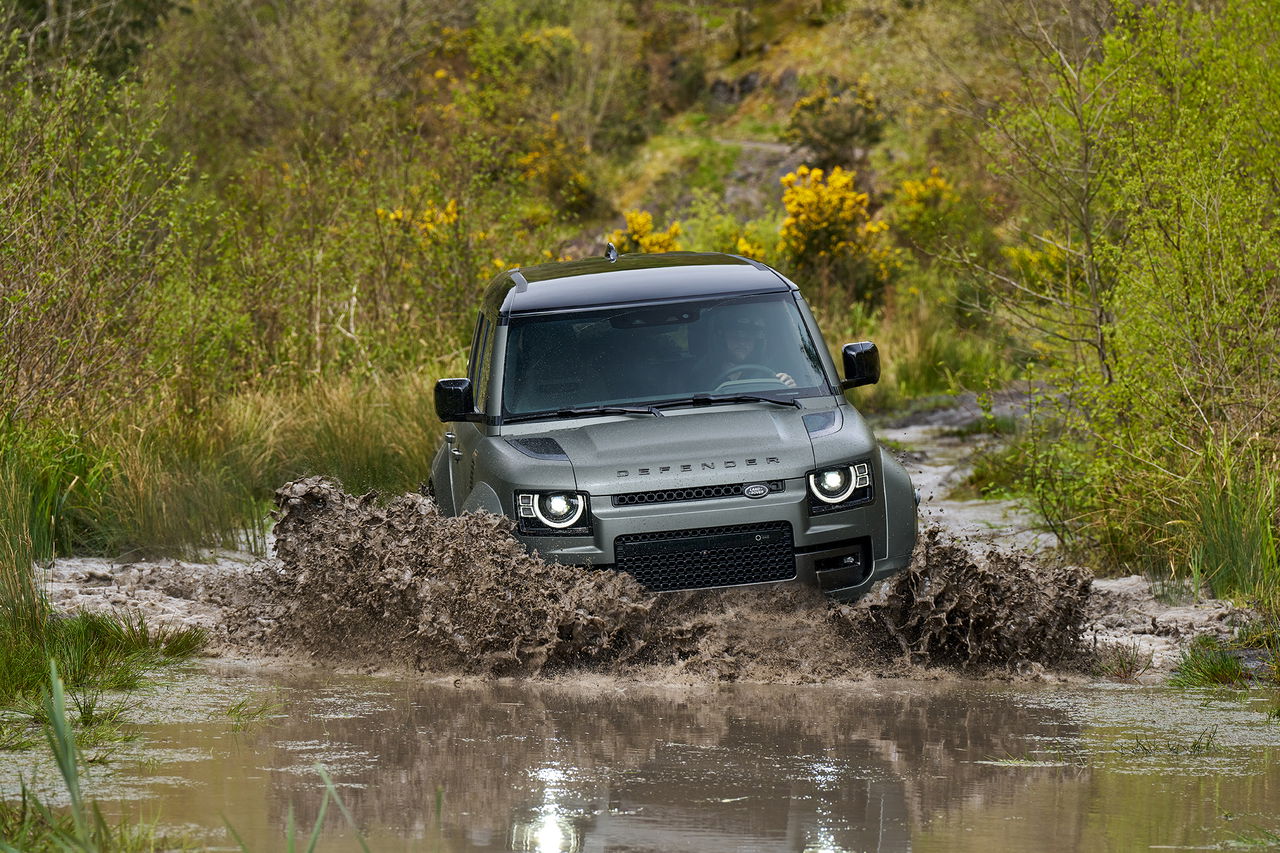 Land Rover Defender mostrando su capacidad todoterreno