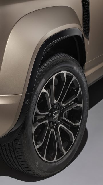 Vista cercana de la rueda de un Land Rover Defender mostrando llanta y neumático.
