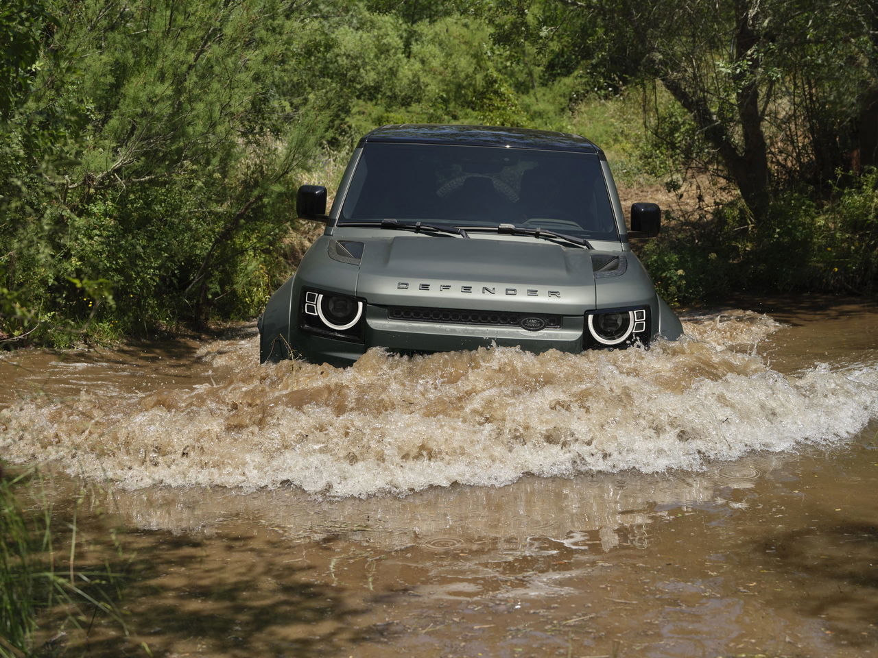 Defender supera obstáculo acuático con ímpetu y solidez, imparable en terreno adverso.