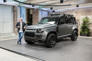 Un imponente Land Rover Defender en gris, luciendo diseño robusto y moderno.