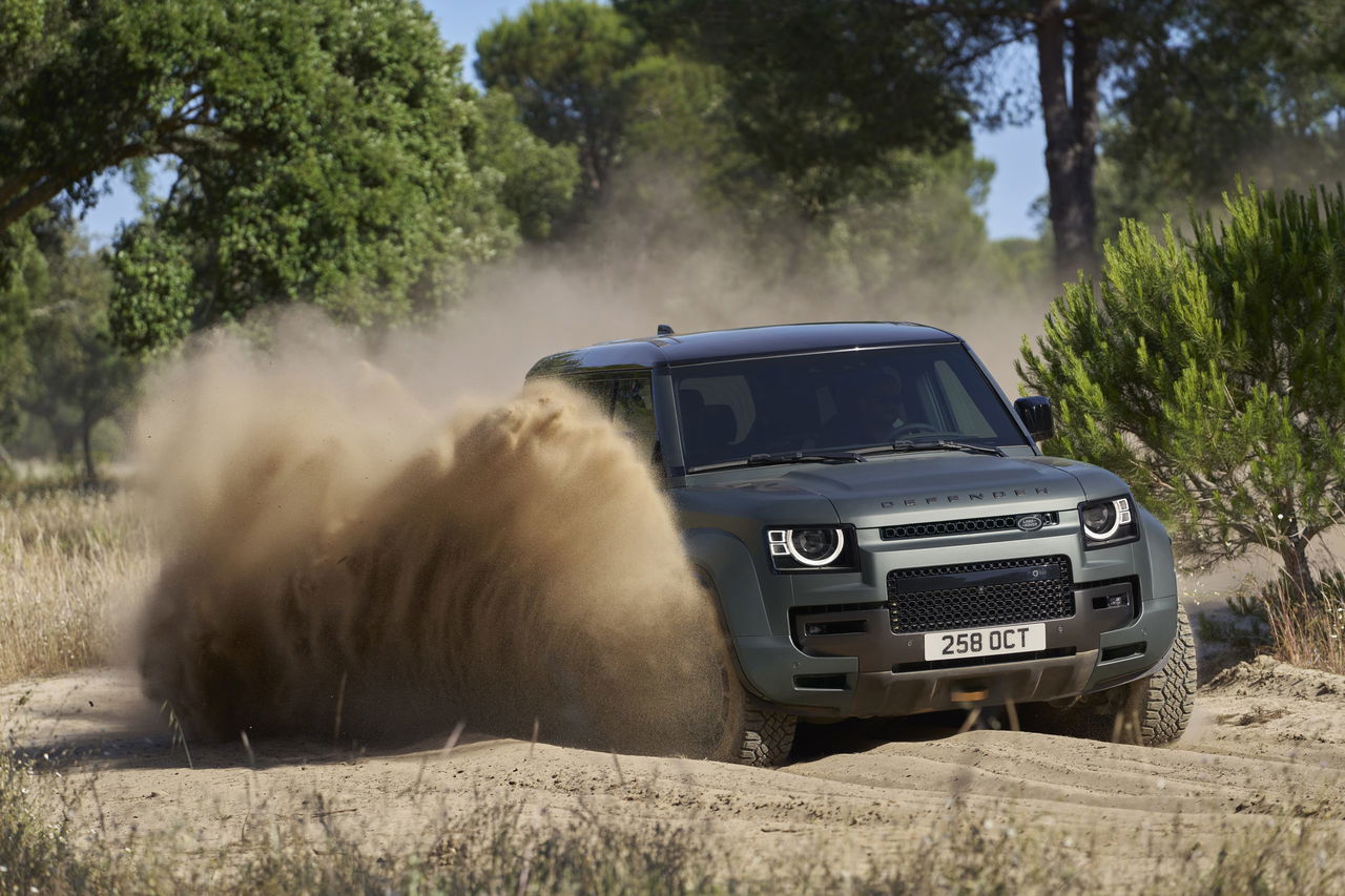 Land Rover Defender en acción, dominando terreno árido con solvencia.