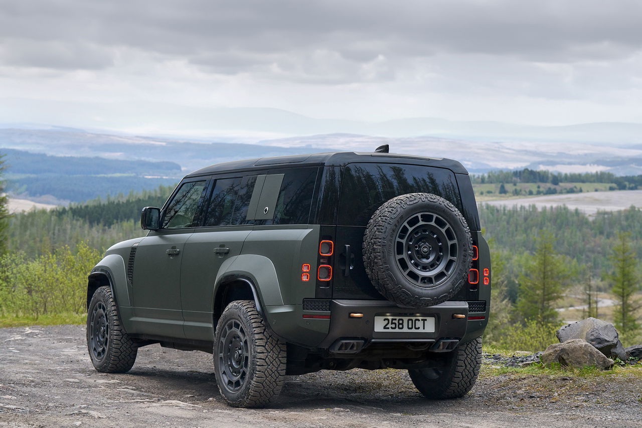 Land Rover Defender en entorno natural, combinando robustez y elegancia.