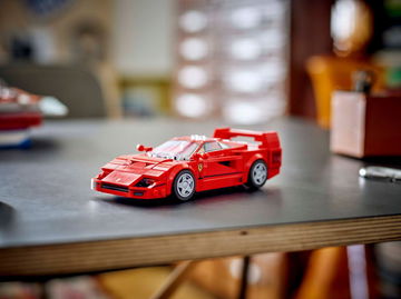 Réplica LEGO del icónico Ferrari F40 en miniatura.