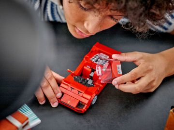 Réplica LEGO del icónico Ferrari F40, un juguete para fans de todas las edades.