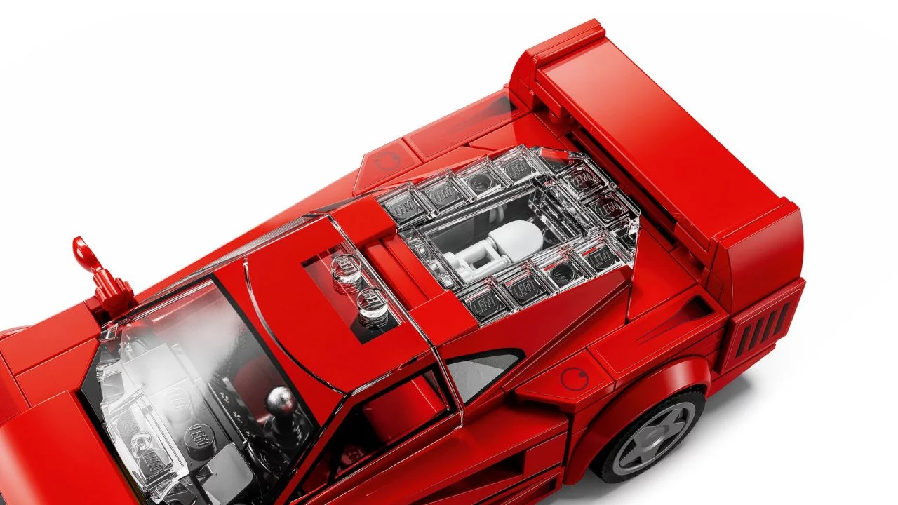 Réplica LEGO del icónico Ferrari F40, detalle trasero y lateral.