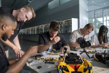 Equipo especializado ensamblando el McLaren P1 de LEGO Technic a escala 1:8.