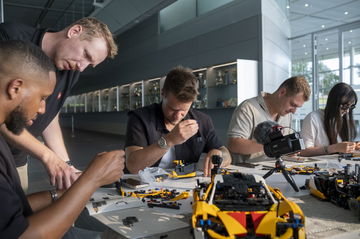 Equipo especializado ensamblando el McLaren P1 de LEGO Technic a escala 1:8.