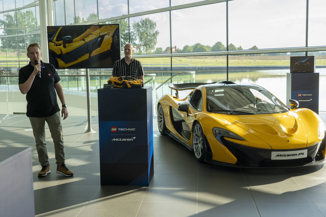 Vista lateral McLaren P1 LEGO Technic en presentación