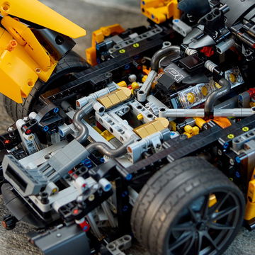 Réplica detallada del motor del McLaren P1 de LEGO Technic.