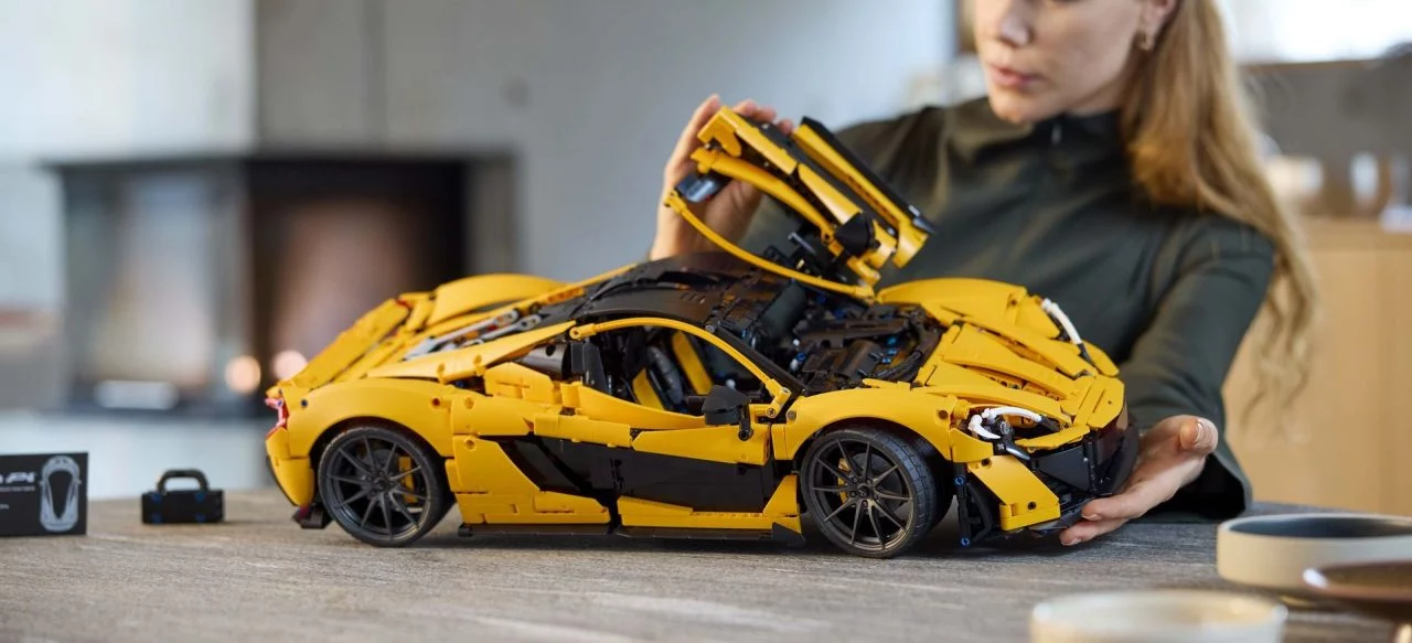 Réplica LEGO Technic del McLaren P1 con detalles impresionantes.