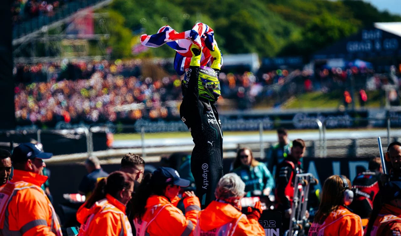 Lewis Hamilton celebra victoria GP Gran Bretaña en F1 con emoción y multitud de fondo