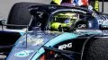 Detalle lateral del Mercedes W15 en Silverstone, piloto al volante.