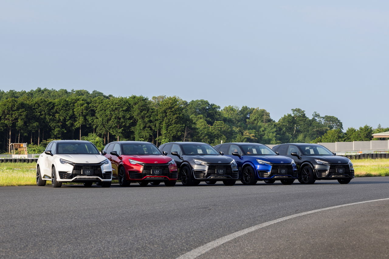 Una impresionante línea de SUVs Lexus esperando dominar el asfalto.