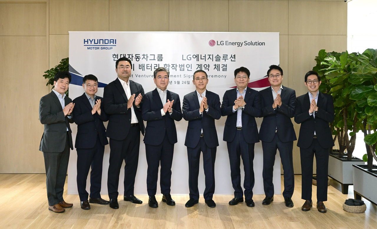 Directivos de LG y Hyundai en la firma de la alianza para baterías del futuro.