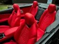 Interior lujoso Maserati GranCabrio con asientos rojos deportivos.