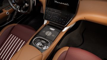 Consola central del Maserati GranCabrio 2024, acabados de lujo y tecnología avanzada.