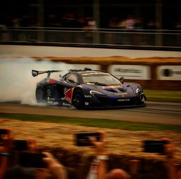 Mclaren P1 GTR derrapando en pista, espectáculo de fuego y velocidad.