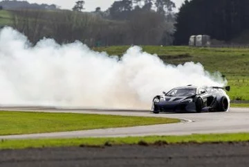 McLaren P1 GTR en pleno derrape, desafiando la pista con su motor rotativo.