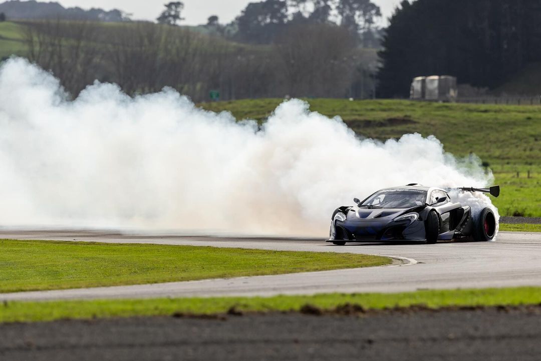 McLaren P1 GTR en pleno derrape, desafiando la pista con su motor rotativo.