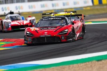 McLaren en competición de resistencia, perfil dinámico en circuito.