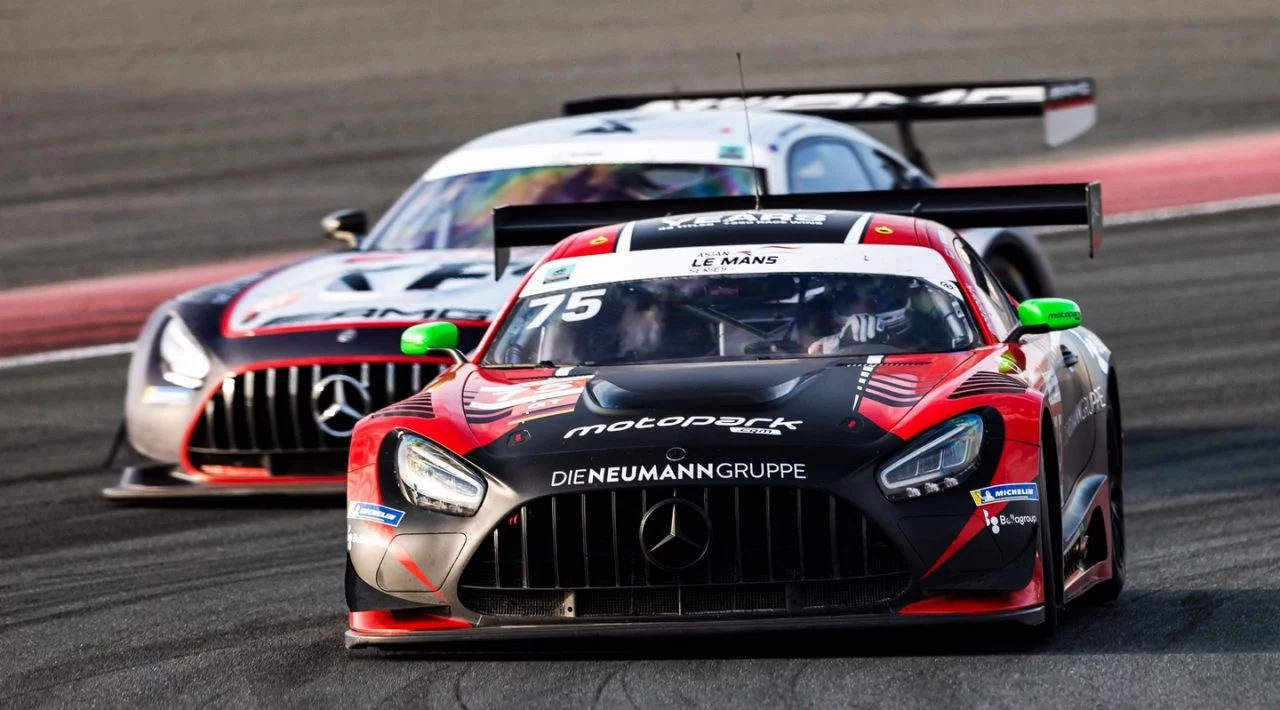 Vista dinámica Mercedes AMG GT3 compitiendo en Asian Le Mans Series 2024