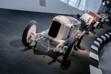 Vista lateral de un Mercedes histórico, resaltando su diseño y aerodinámica únicos.