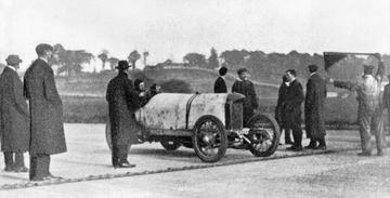 Antiguo Mercedes-Benz en competencia de velocidad, pureza mecánica.