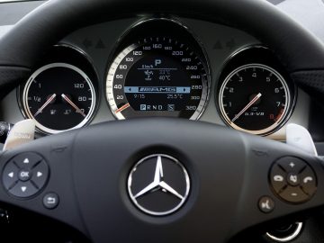 Vista cercana al cuadro de mandos del Mercedes C-63 AMG Estate, con acabados de alta calidad.