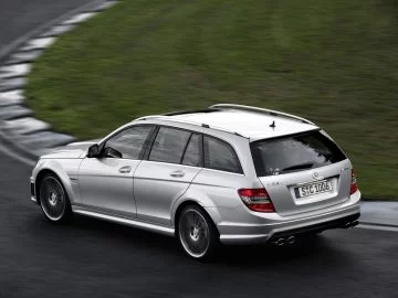 Vista dinámica del Mercedes C 63 AMG Estate en acción, ícono de deportividad