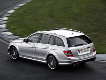 Vista dinámica del Mercedes C 63 AMG Estate en acción, ícono de deportividad