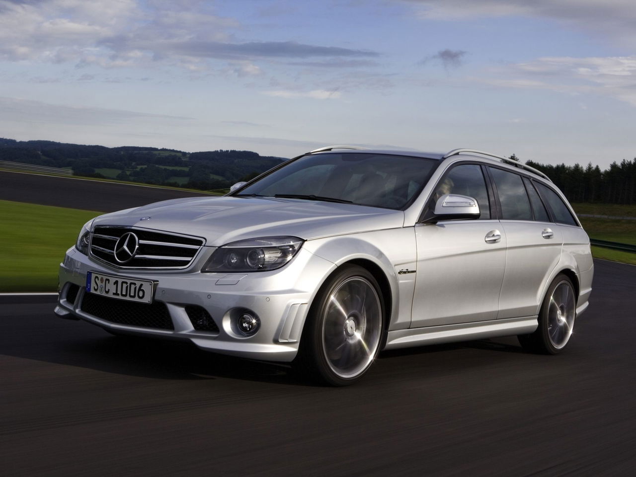 Vista lateral del Mercedes C 63 AMG Estate, un familiar con espíritu deportivo.