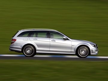 Vista dinámica del Mercedes C 63 AMG Estate, deportividad y versatilidad.