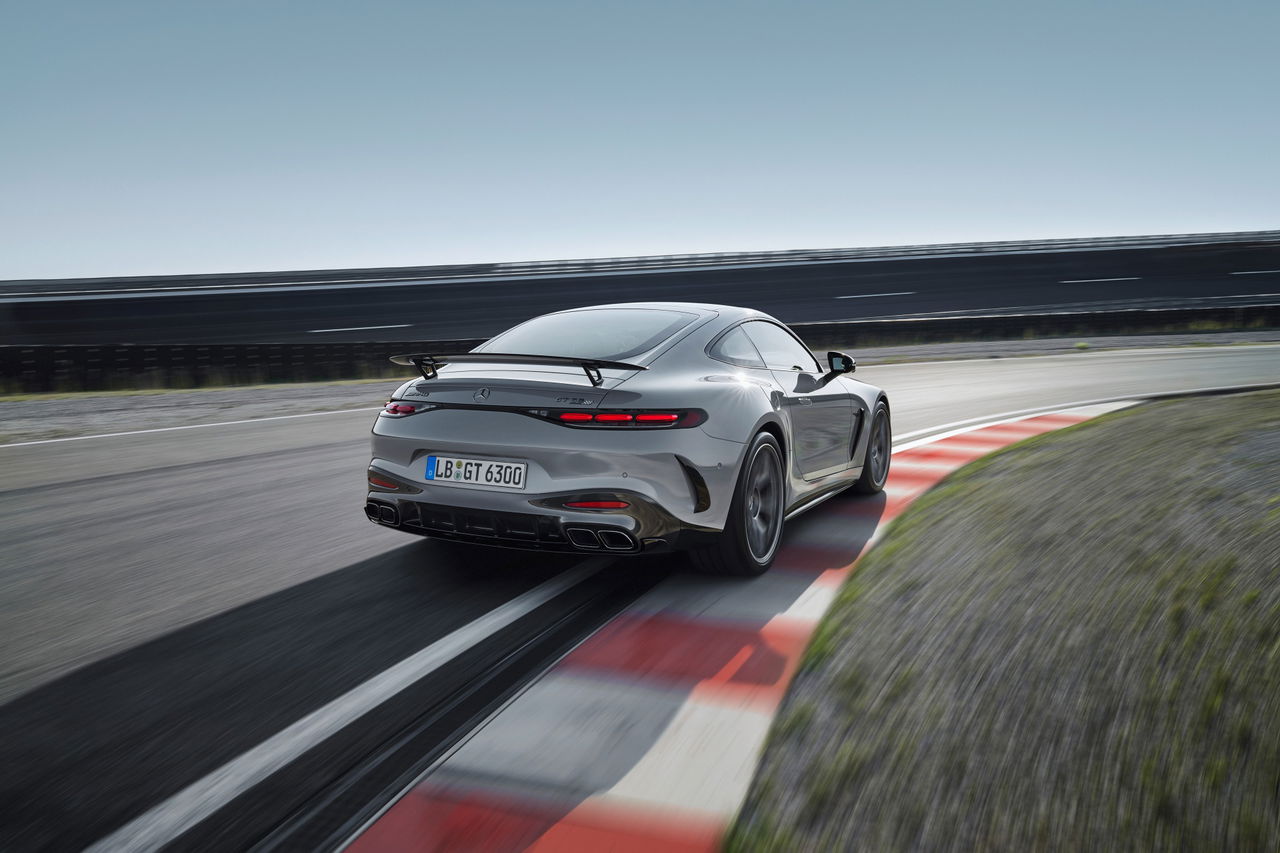 El Mercedes-AMG GT 63 PRO en acción, mostrando sus líneas aerodinámicas.