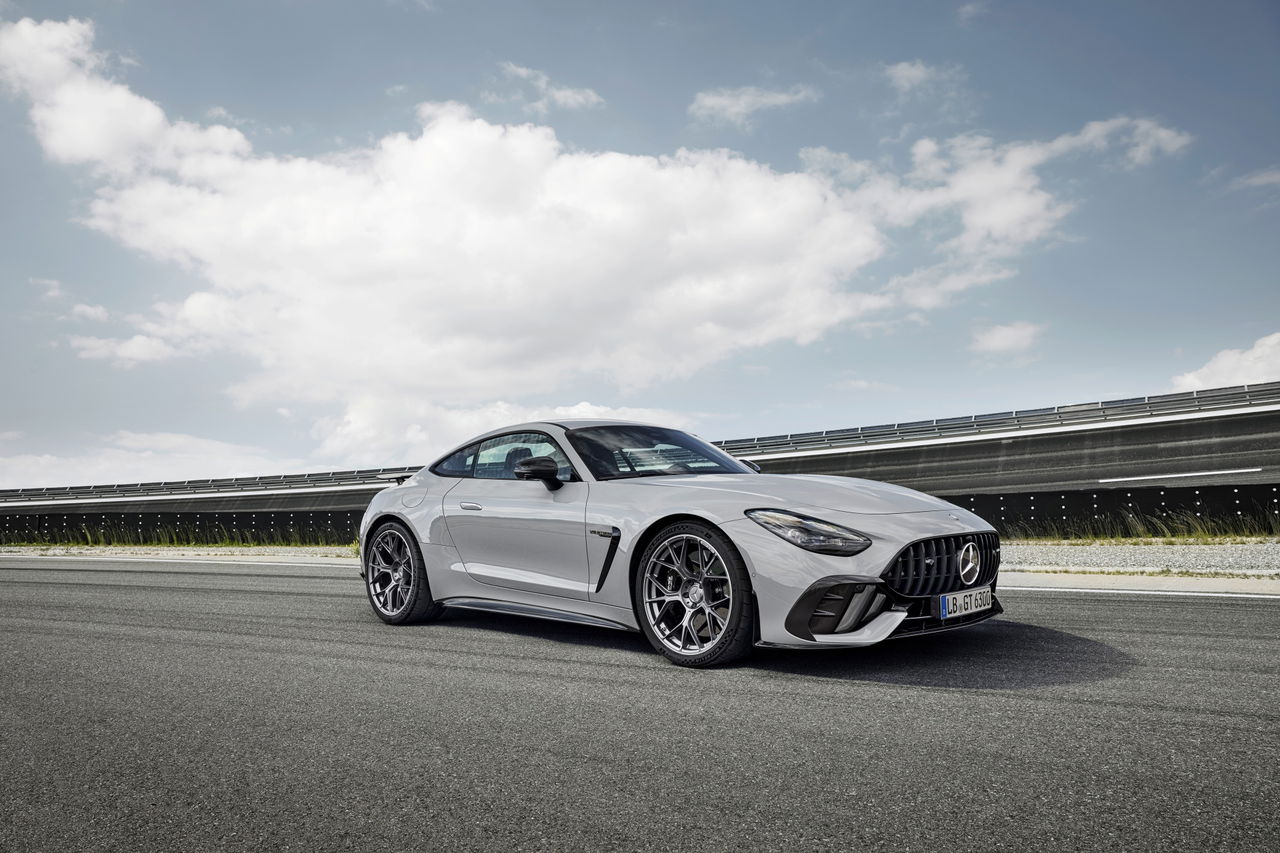 Vista del Mercedes-AMG GT 63 con enfoque en su diseño lateral y aerodinámico.