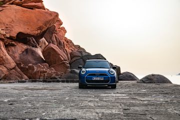 El Mini Cooper S con su icónica silueta y diseño deportivo, ahora con mayor funcionalidad.